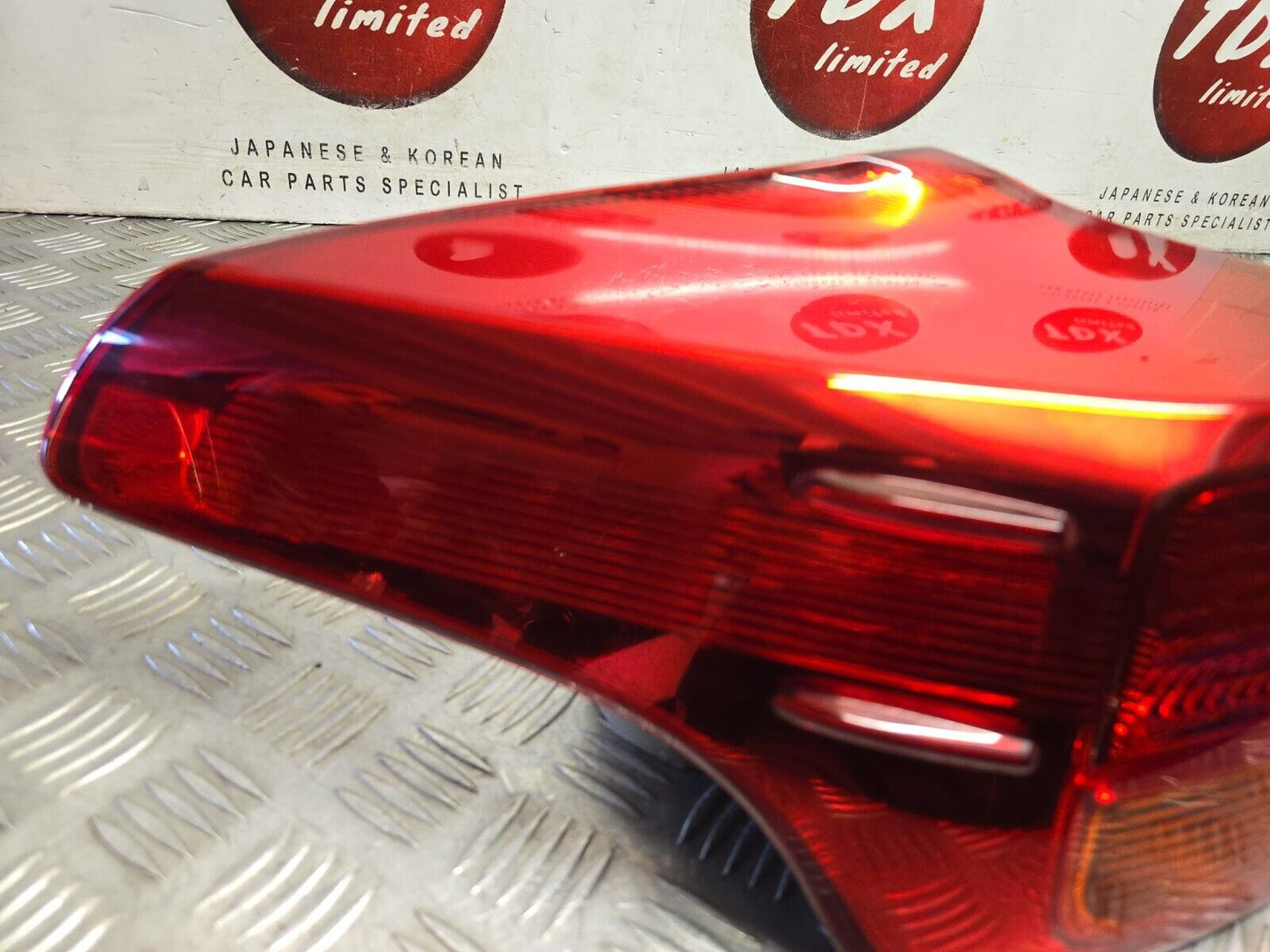 TOYOTA RAV4 (XA40) MK4 2012-2015 GENUINE PASSENGERS SIDE REAR BODY BRAKE LIGHT