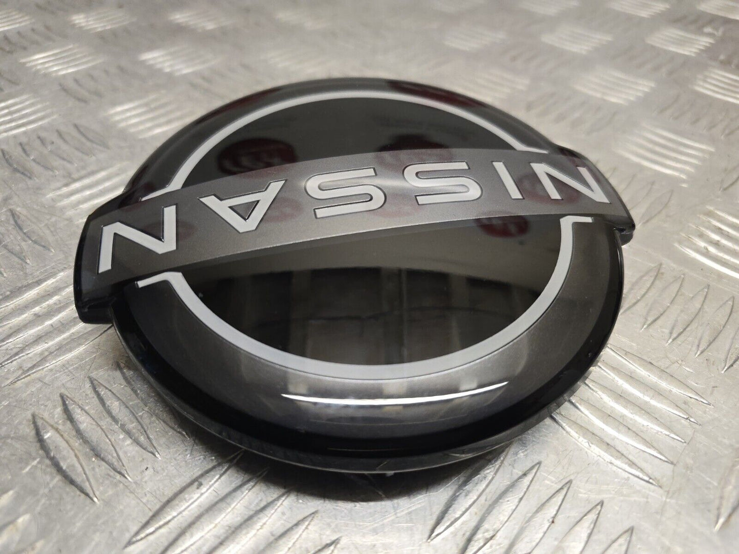 NISSAN QASHQAI J12 MK3 2021-2024 GENUINE FRONT GRILLE BADGE EMBLEM 628906US0A