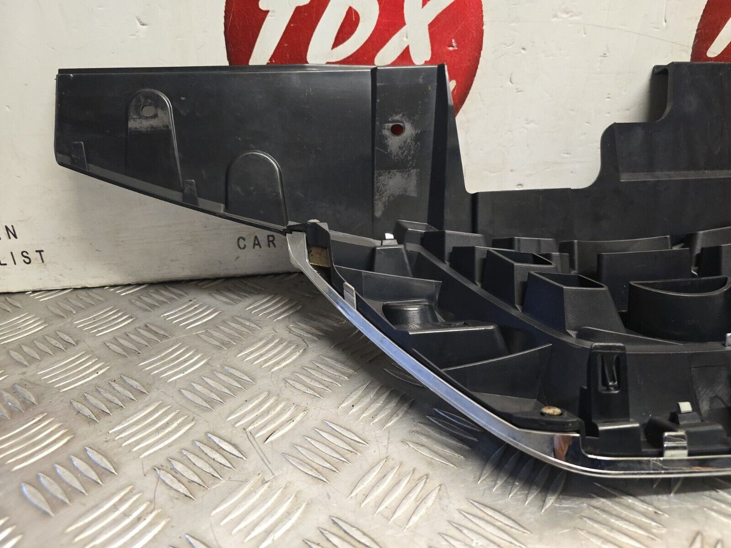 NISSAN JUKE 2014-2019 F15 GENUINE FRONT BUMPER CHROME GRILLE (NON-CAMERA TYPE)