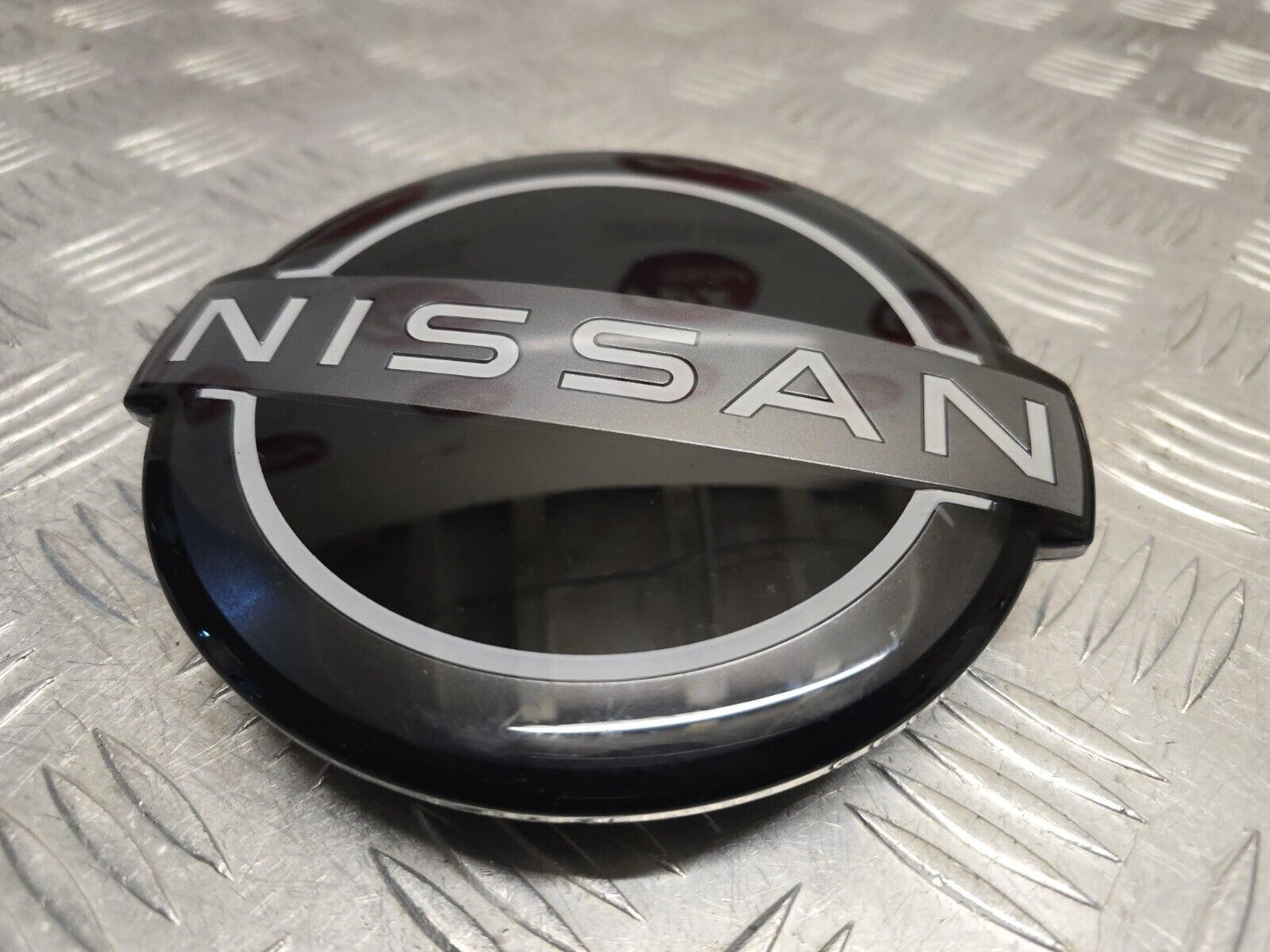 NISSAN QASHQAI J12 MK3 2021-2024 GENUINE FRONT GRILLE BADGE EMBLEM 628906US0A