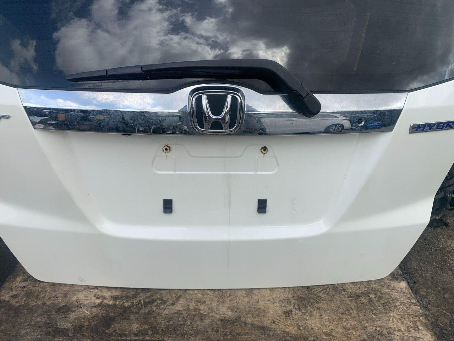 HONDA JAZZ/FIT IMPORT 2009-2015 GENUINE COMPLETE TAILGATE NH624P WHITE PEARL