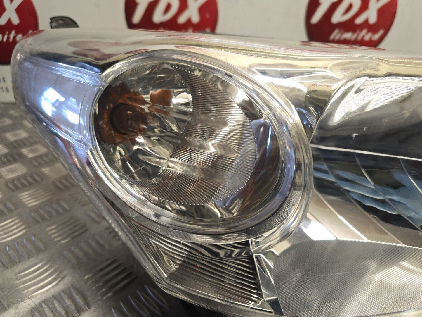 TOYOTA IQ 2009-2013 GENUINE DRIVERS SIDE FRONT HALOGEN HEADLIGHT LAMP
