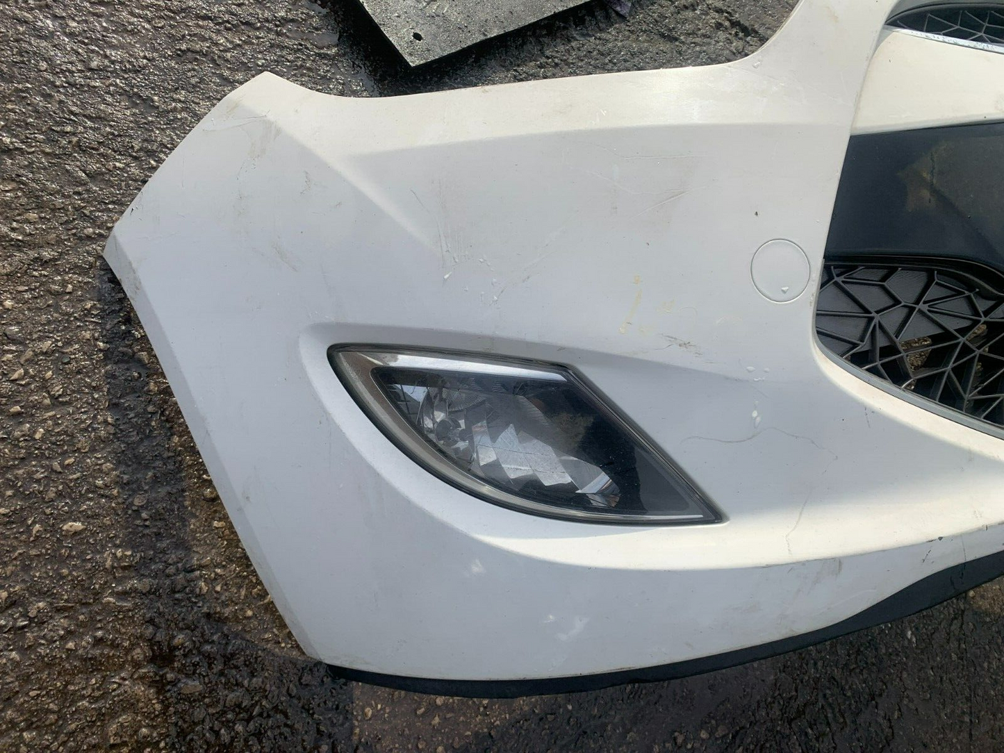 HYUNDAI IX20 2014-2017 GENUINE FRONT BUMPER WHITE COLLECTION