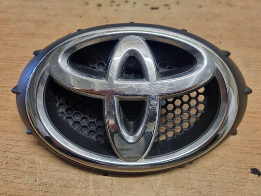 TOYOTA AYGO MK2 2014-2021 GENUINE FRONT BUMPER CHROME BADGE EMBLEM LOGO COVER