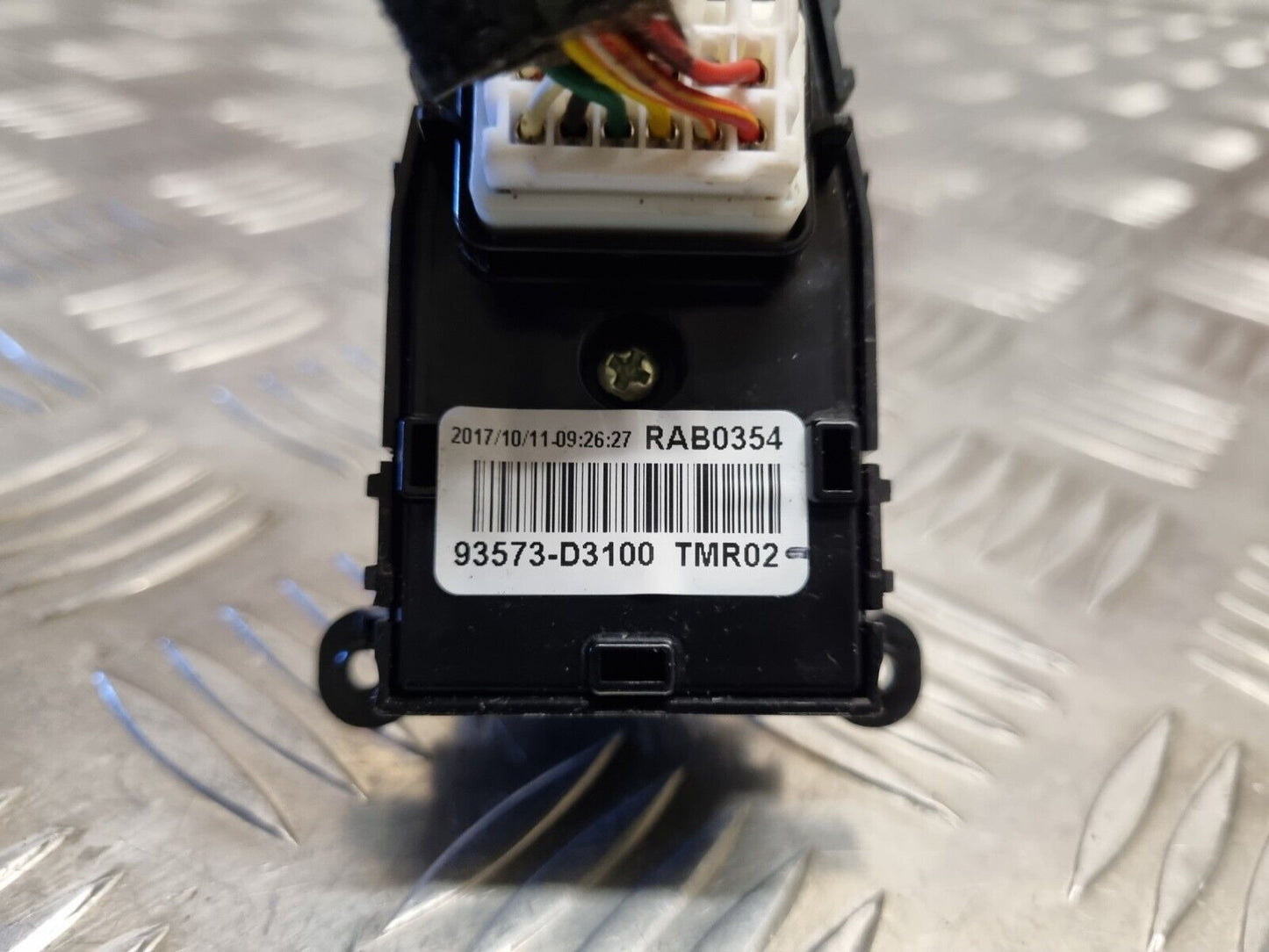 HYUNDAI TUCSON 2015-2018 GENUINE DRIVERS FRONT MIRROR CONTROL SWITCH 93573-D3100