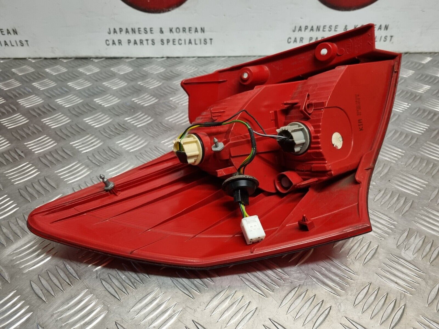 KIA VENGA (YN) 2010-2019 GENUINE DRIVERS SIDE REAR OUTER BRAKE LIGHT 92402-1P000