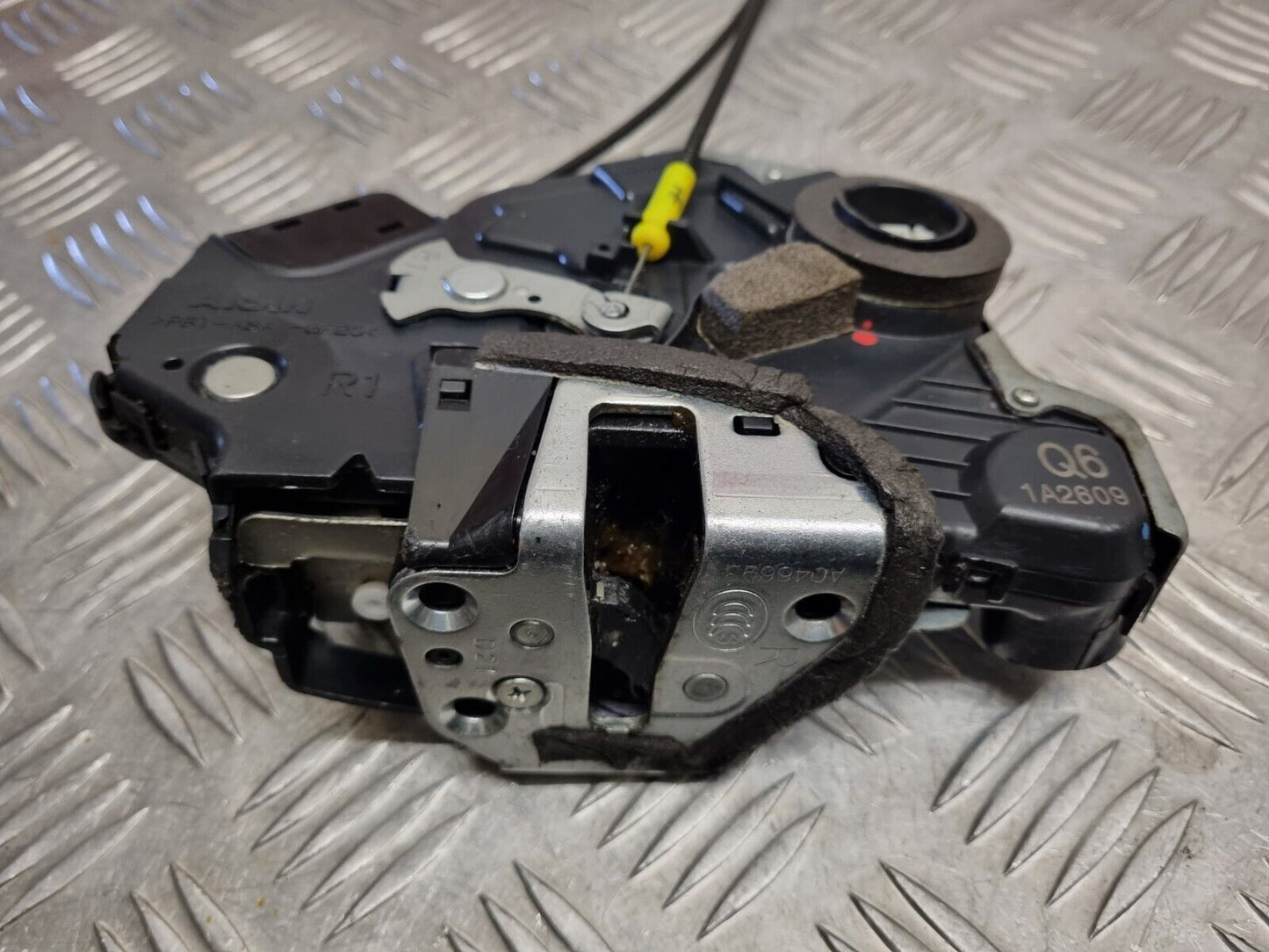 TOYOTA AVENSIS T27 2009-2015 GENUINE DRIVERS SIDE FRONT DOOR LOCK MECHANISM