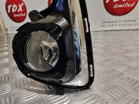 TOYOTA YARIS MK3 2017-2020 GENUINE PASSENGERS SIDE FRONT FOG LIGHT + COVER PANEL