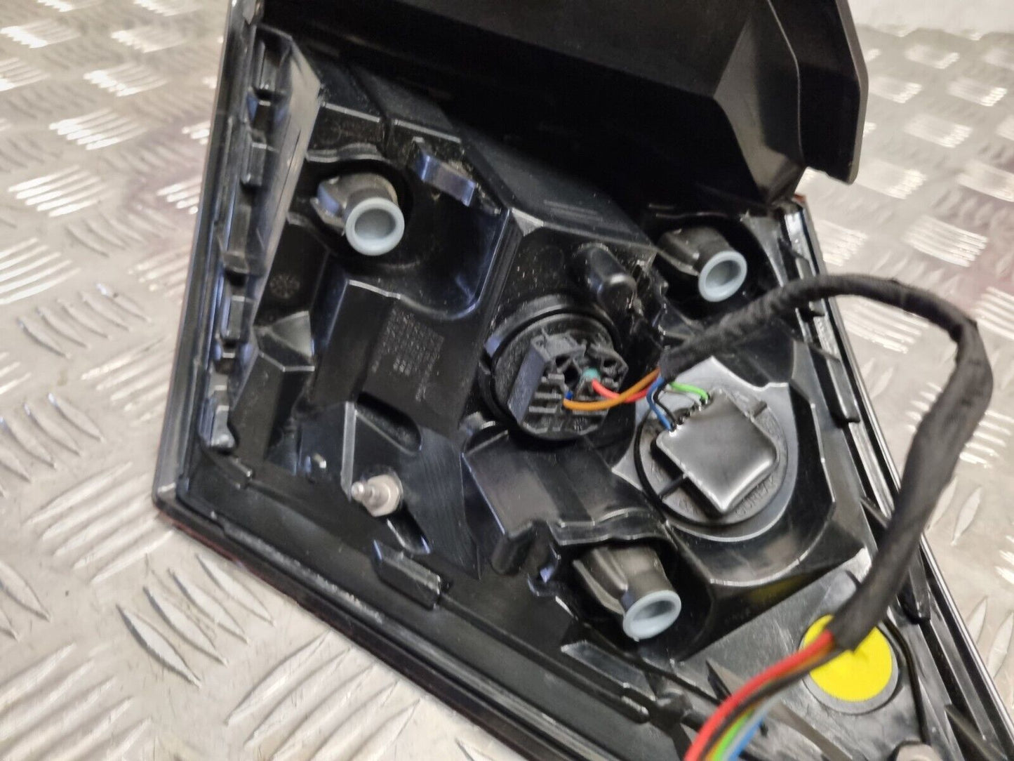 NISSAN JUKE F16 2019-2023 GENUINE PASSENGERS REAR OUTER LED LIGHT 26555-6RA0A