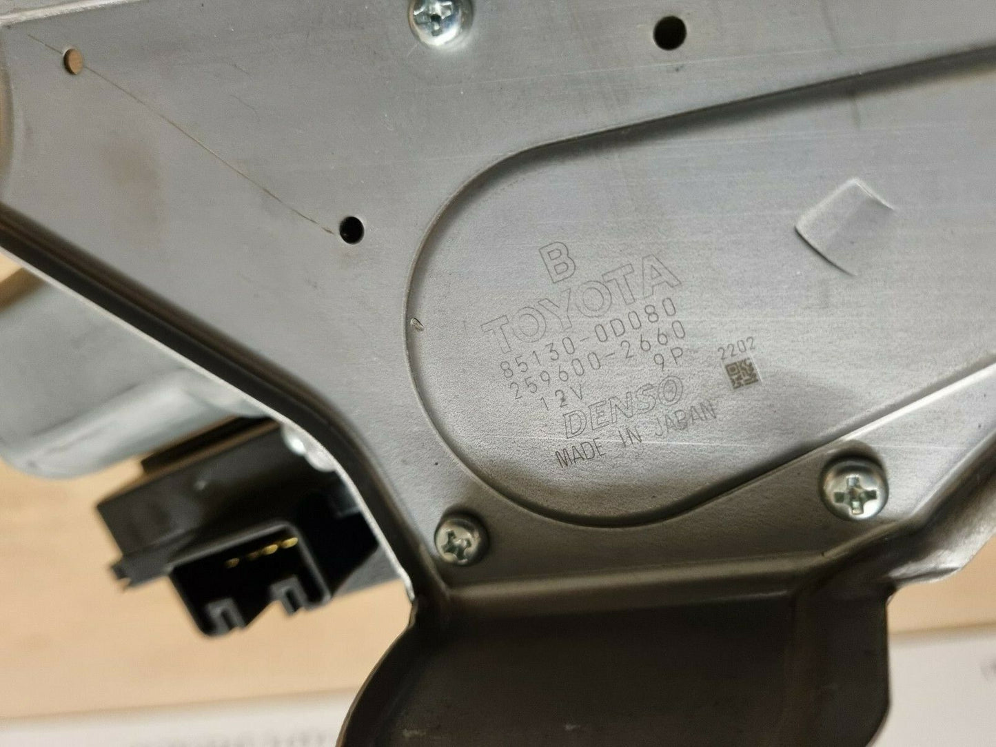 TOYOTA YARIS MK3 XP130 GENUINE REAR WIPER MOTOR 2011-2015 851300D080