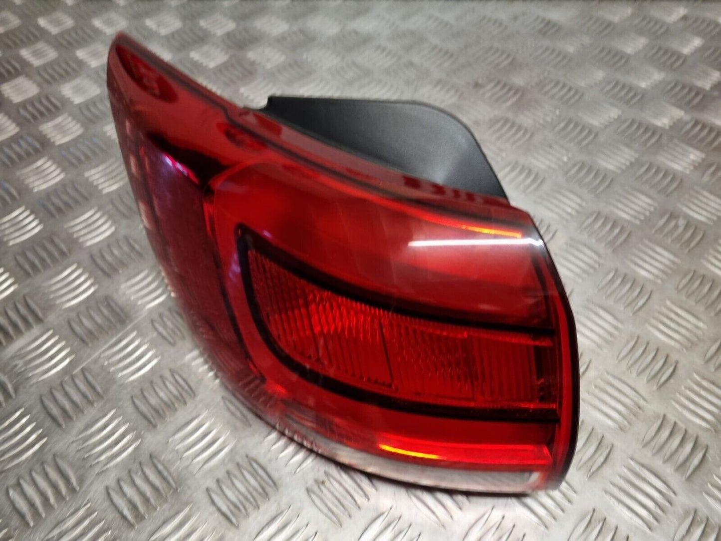 KIA SPORTAGE SL 2013-2015 MK3 FACELIFT GENUINE PASSENGERS SIDE REAR BODY LIGHT