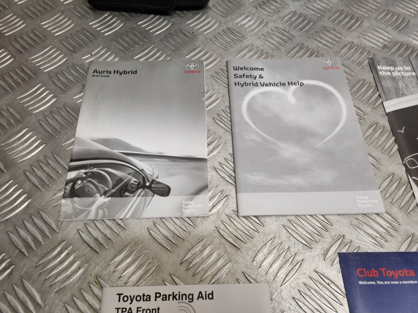 TOYOTA AURIS HYBRID 2010-2012 GENUINE OWNERS MANUAL HANDBOOK PACK WALLET BOOK