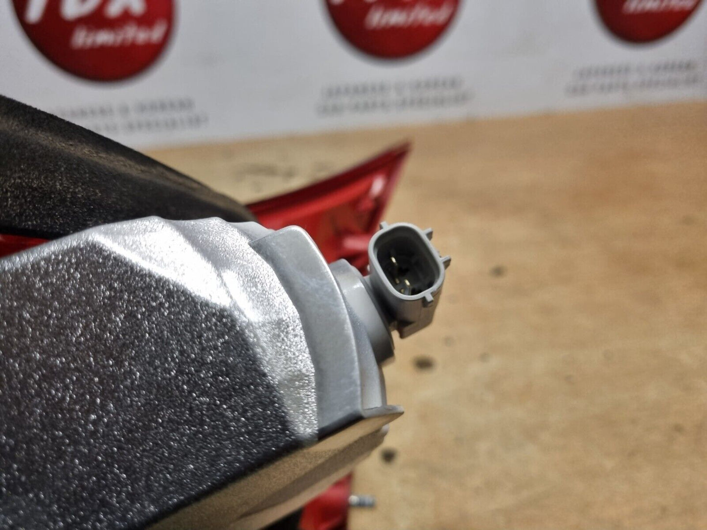 TOYOTA AURIS 2013-2015 HATCH PRE-FACELIFT GENUINE PASSENGERS REAR TAILGATE LIGHT