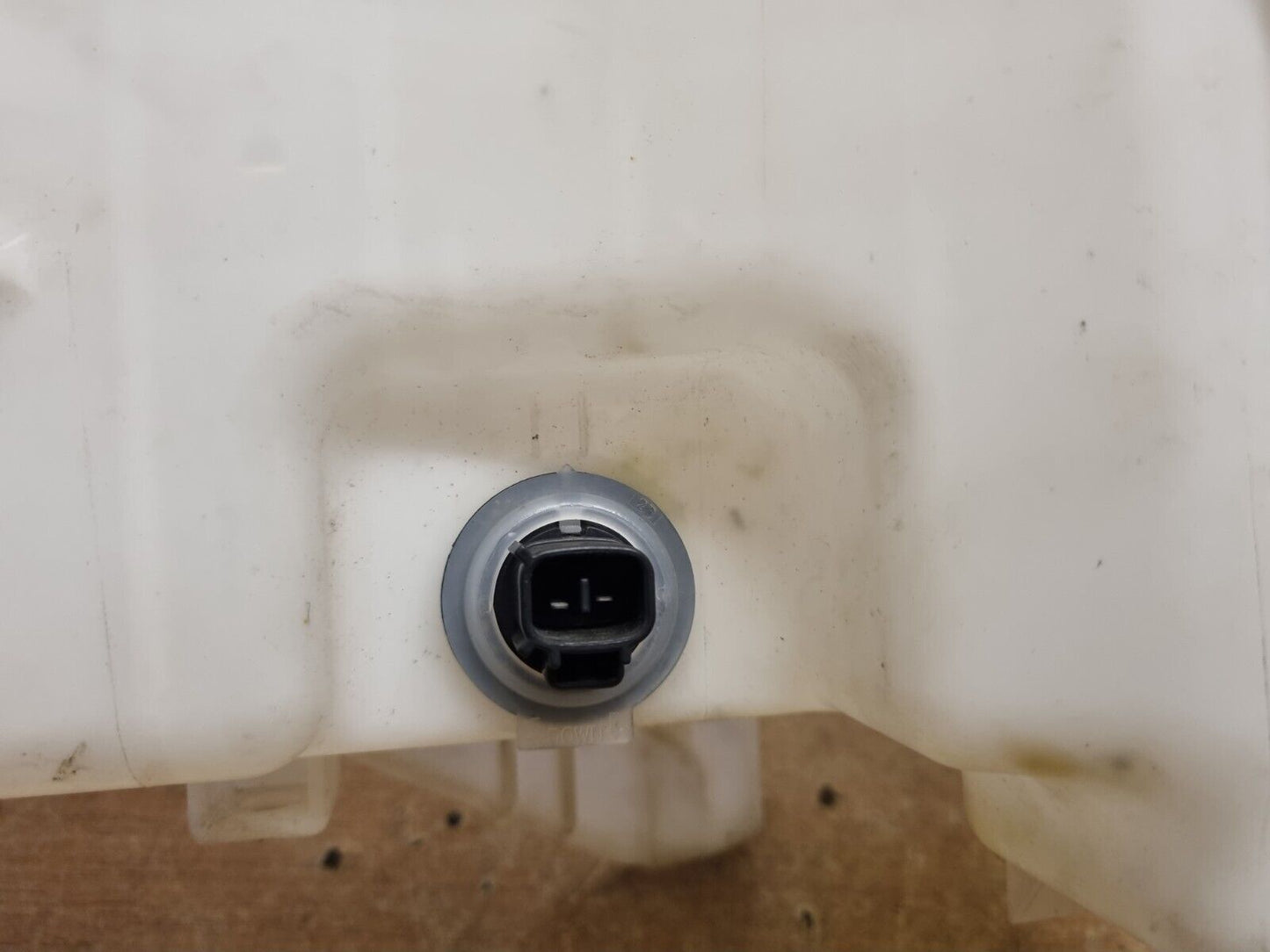 TOYOTA PRIUS MK4 2017-2021 GENUINE WASHER BOTTLE TANK + MOTOR PUMP 060851-618