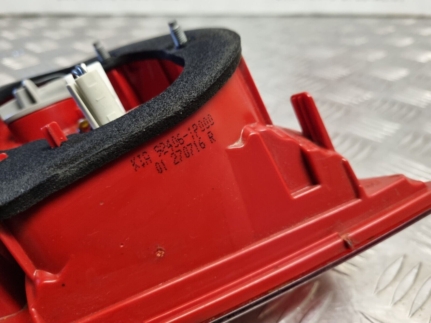 KIA VENGA 2010-2015 PRE-FACELIFT GENUINE DRIVERS SIDE REAR INNER TAILGATE LIGHT