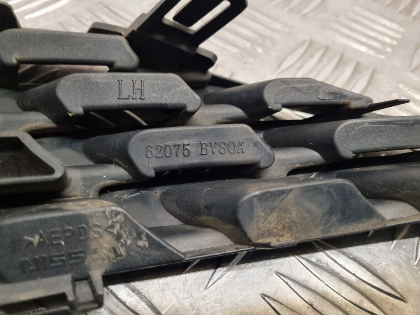 NISSAN JUKE F15 2014-2019 MK1 FACELIFT GENUINE PASSENGER FRONT GRILLE 62075BV80A