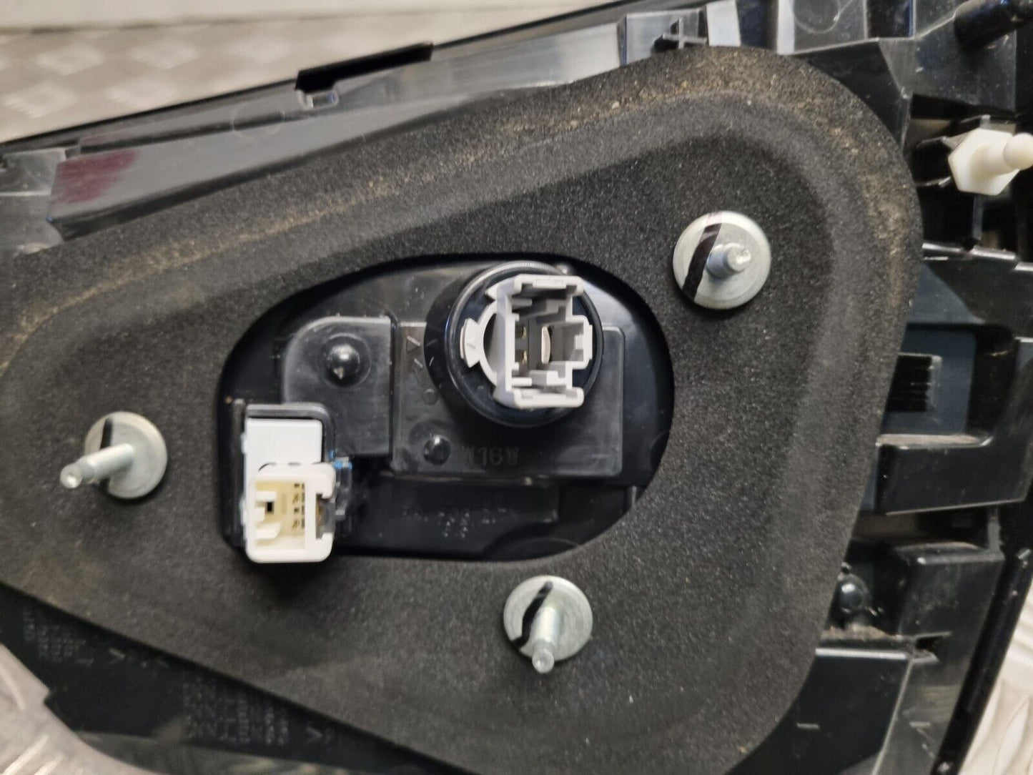 HONDA JAZZ MK5 HYBRID 2020-2023 GENUINE PASSENGER SIDE REAR TAILGATE INNER LIGHT