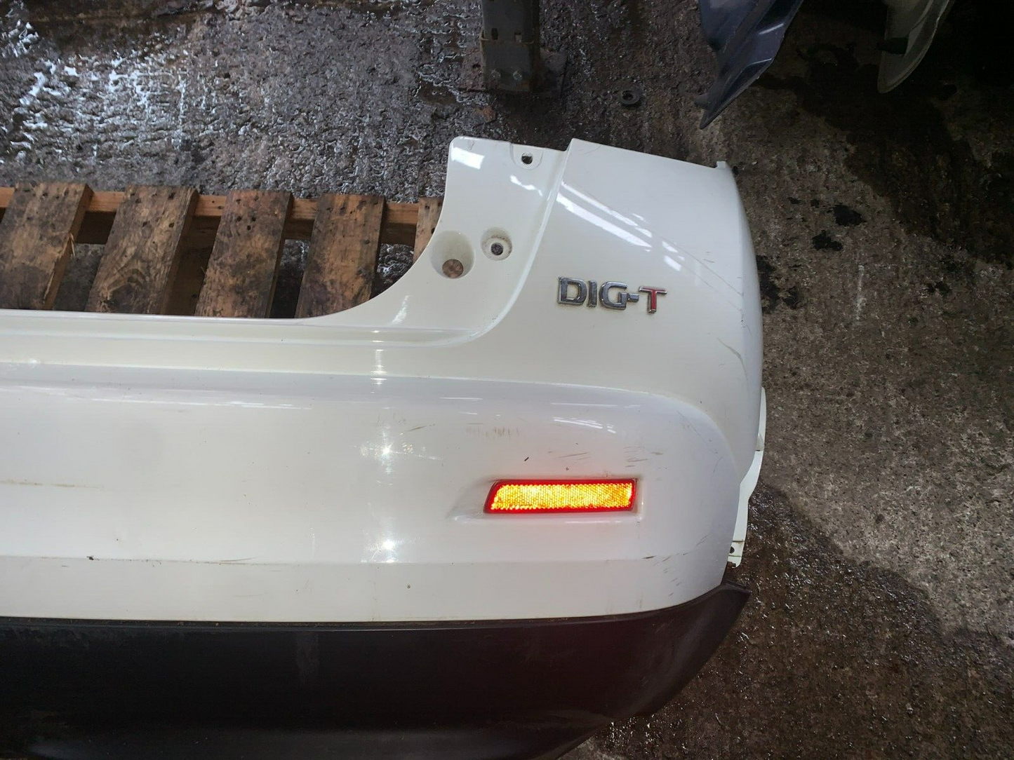 NISSAN JUKE MK1 2010-2014 PRE-FACELIFT GENUINE DIG-T REAR BUMPER WHITE