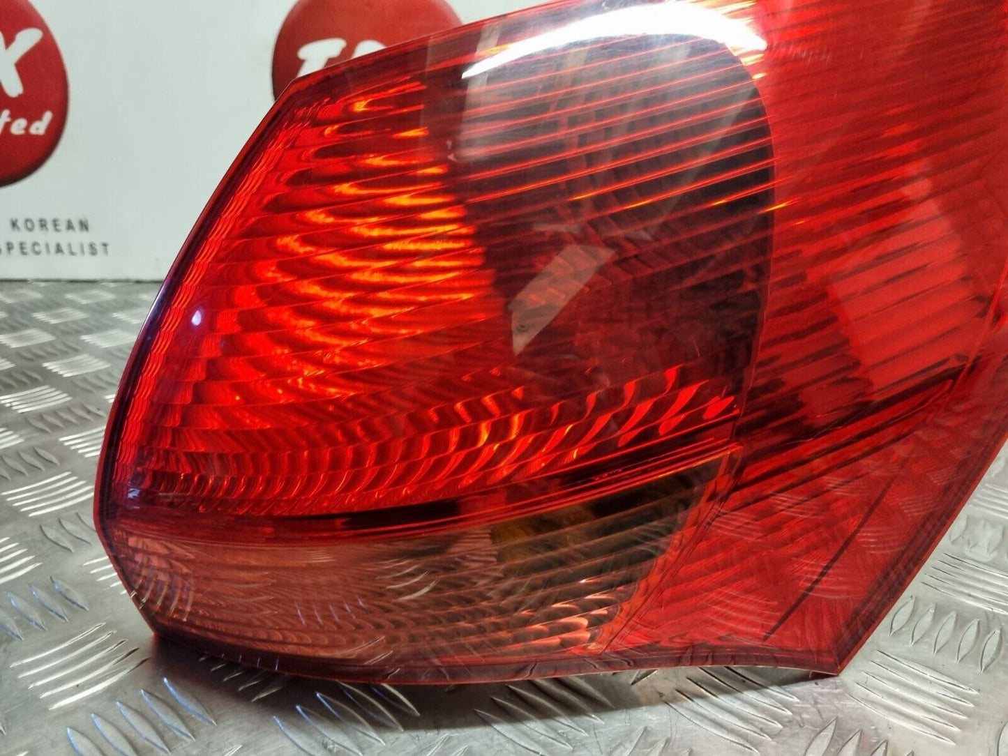 KIA VENGA (YN) 2010-2019 GENUINE DRIVERS SIDE REAR OUTER BRAKE LIGHT 92402-1P000