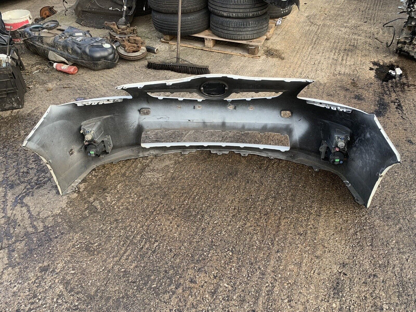 TOYOTA PRIUS 2009-2012 GENUINE FRONT BUMPER IN WHITE