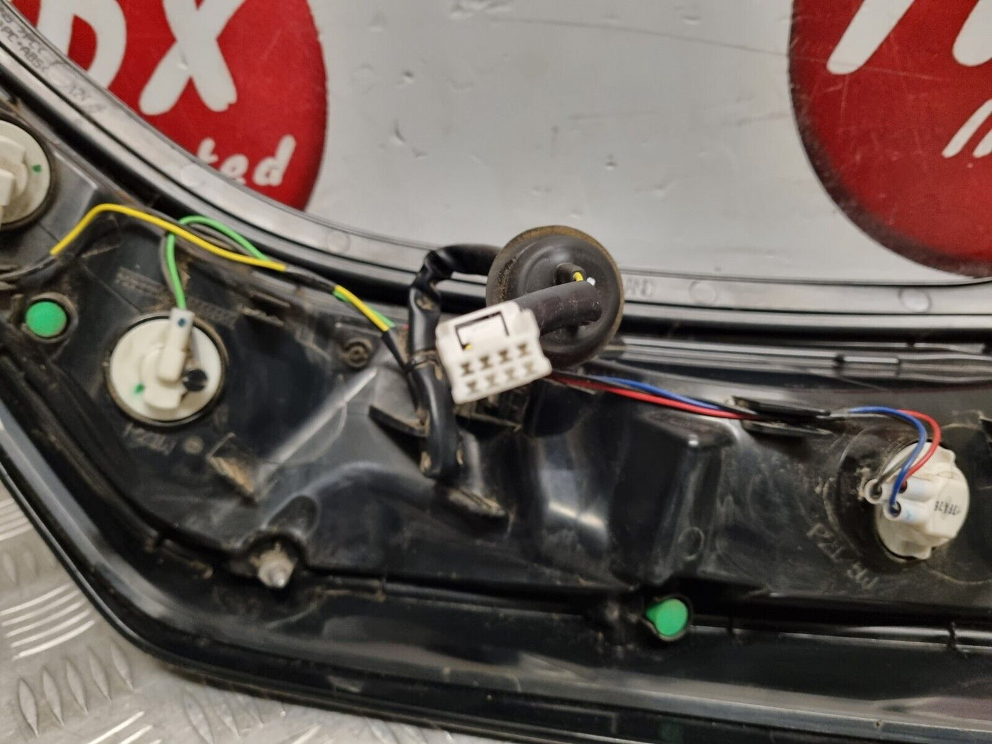 TOYOTA AYGO MK2 2014-2017 PRE-FACELIFT GENUINE PASSENGERS SIDE REAR OUTER LIGHT