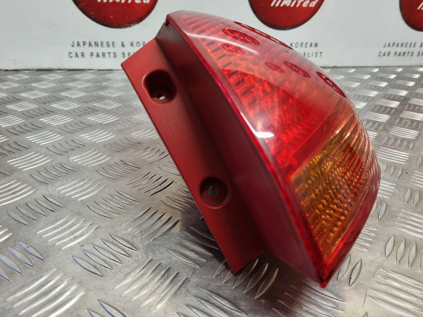 KIA VENGA (YN) 2010-2019 GENUINE DRIVERS SIDE REAR OUTER BRAKE LIGHT 92402-1P000