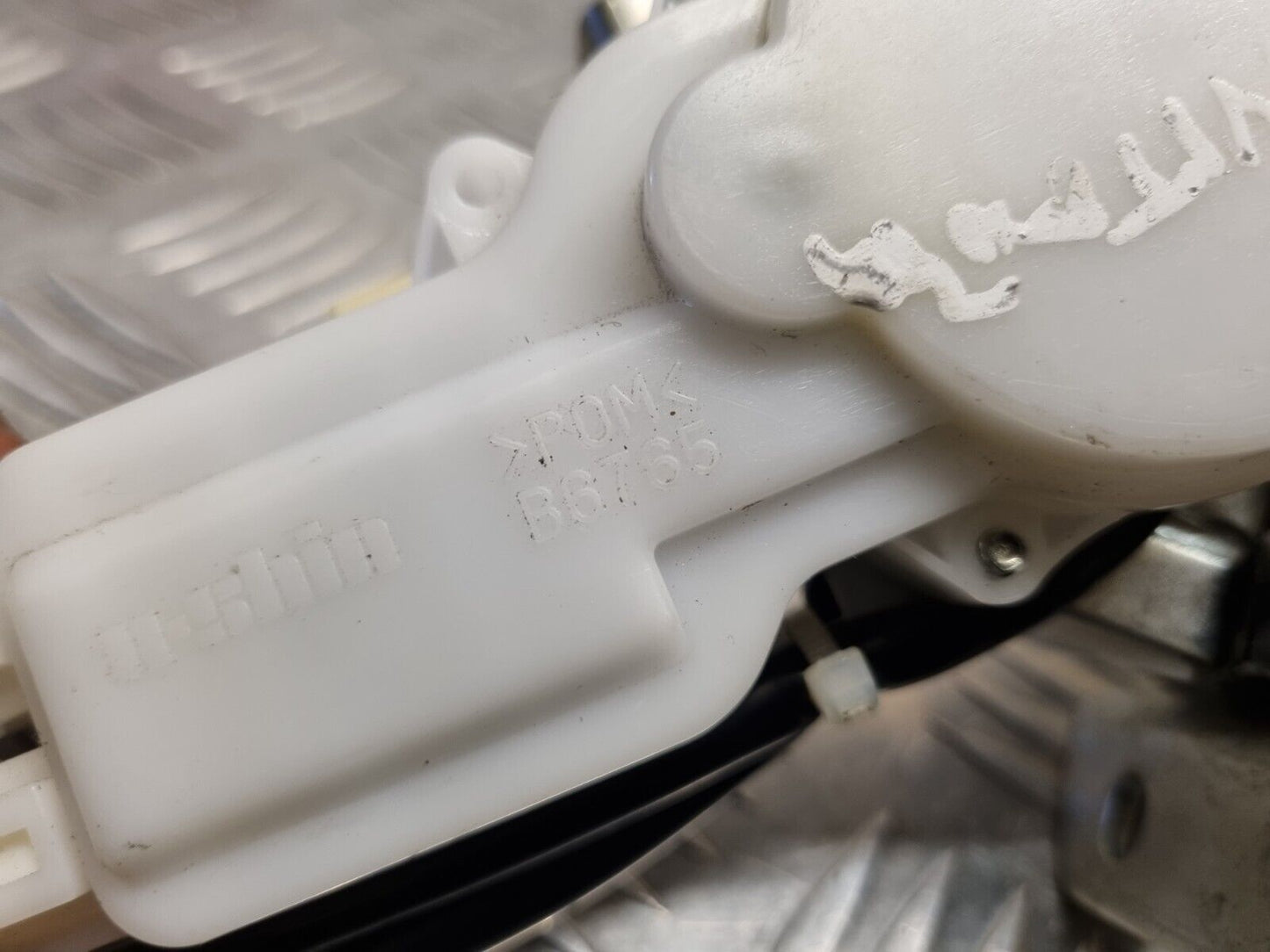 SUZUKI VITARA (LY) MK4 2015-2019 GENUINE REAR BOOT LOCK LATCH CATCH B6765