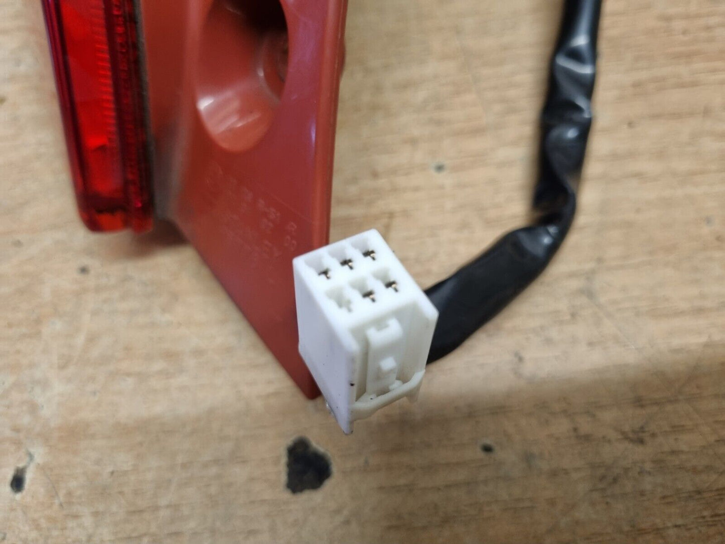 MAZDA 2 DE 2007-2015 MK2 GENUINE PASSENGERS SIDE REAR OUTER BODY LIGHT D65151160