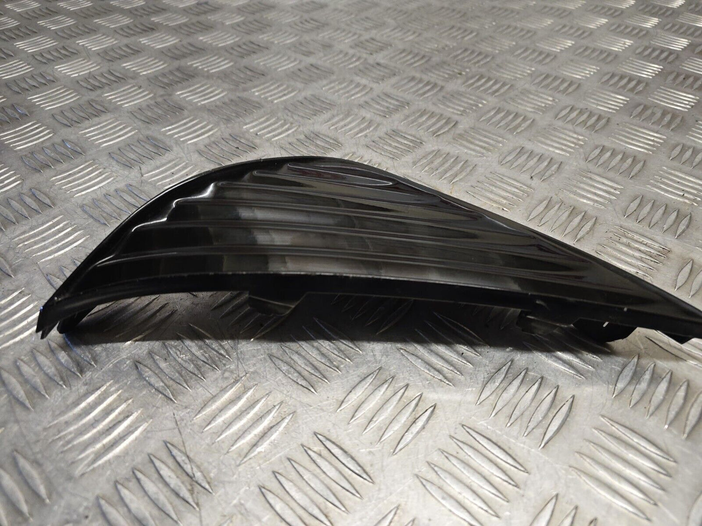 TOYOTA AYGO 2018-2022 GENUINE PASSENGERS SIDE FRONT LOWER HEADLIGHT GRILLE TRIM