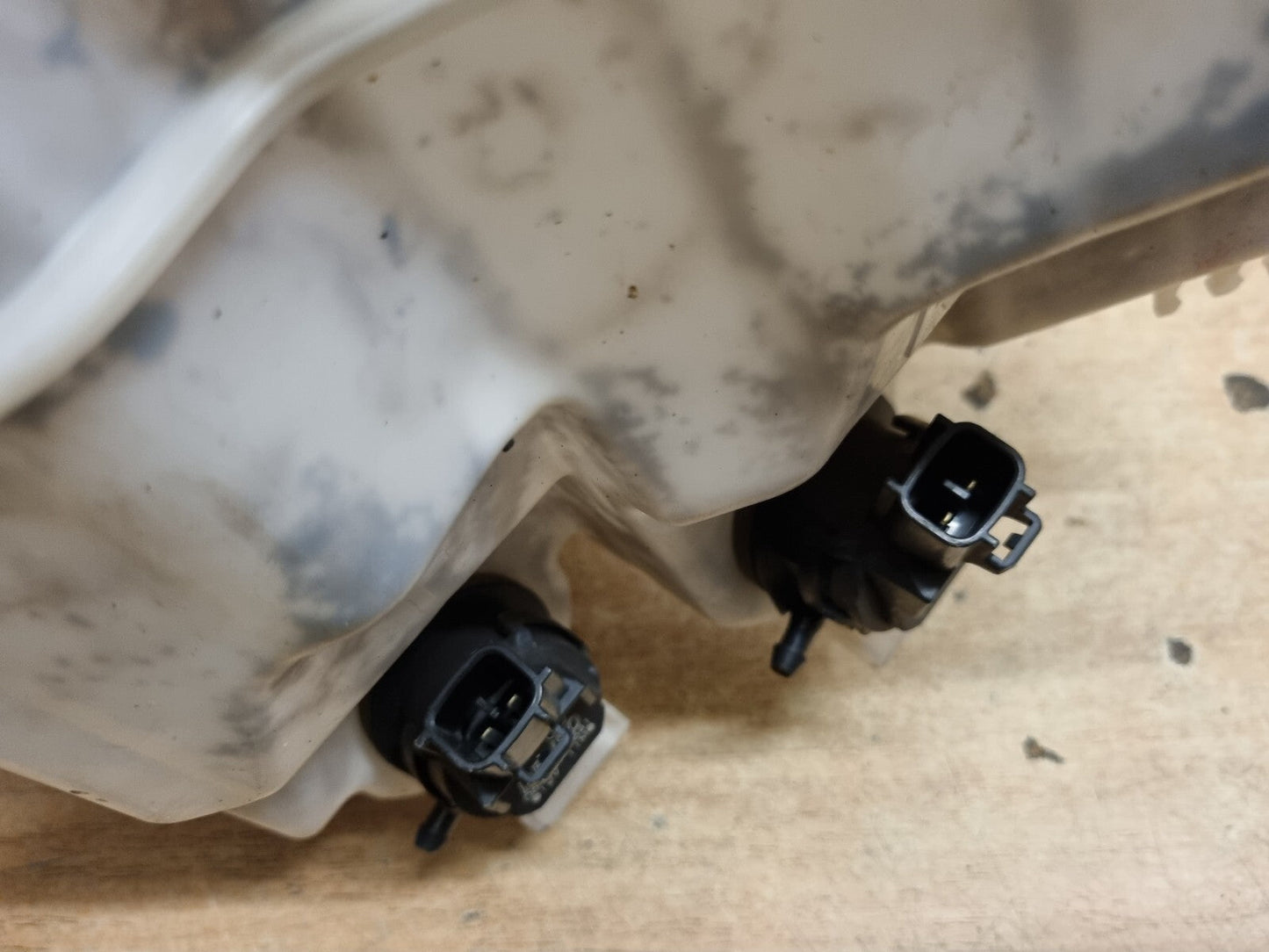 TOYOTA PRIUS MK3 2009-2015 XW30 GENUINE WASHER BOTTLE + MOTOR PUMPS 060851-317