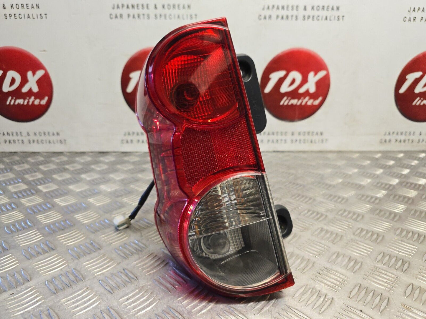 NISSAN NV200 2010-2019 GENUINE PASSENGERS SIDE REAR OUTER BRAKE LIGHT 26555BJ20A