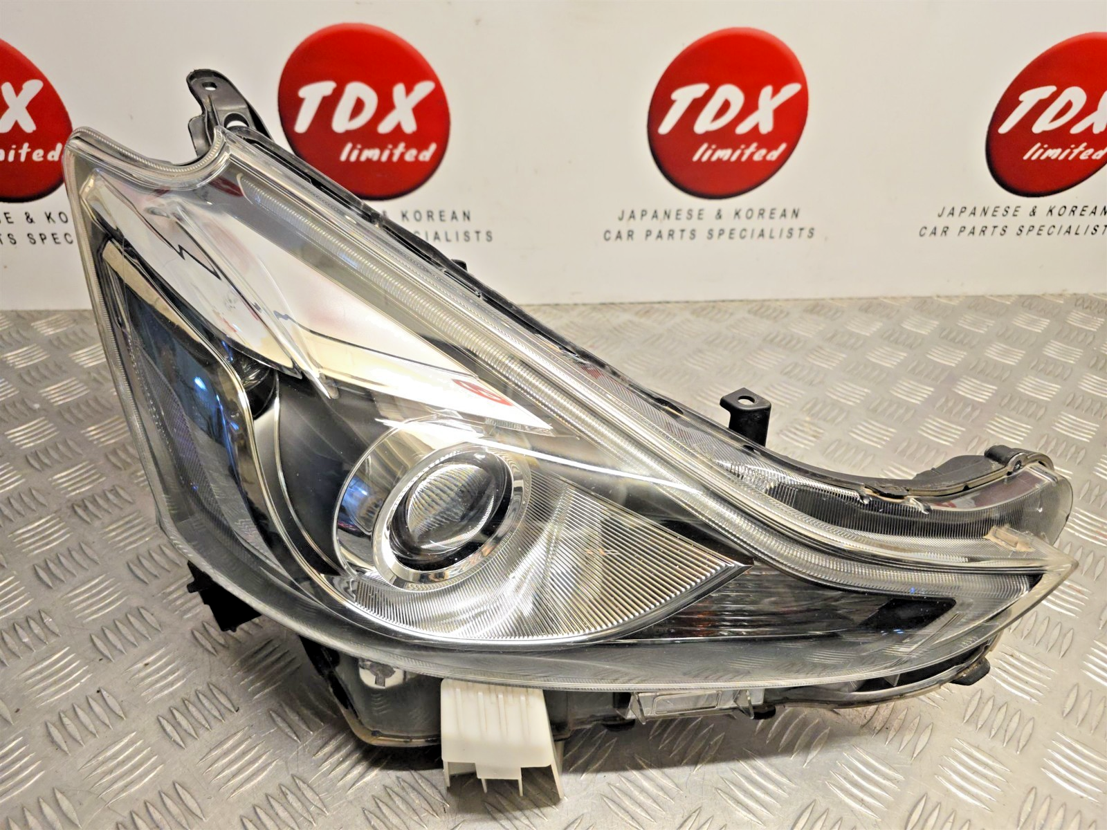 Toyota Prius Plus ZVW40 2015-2020 Passengers Halogen Headlight Lamp 81070-47660 - photo 6 of 15