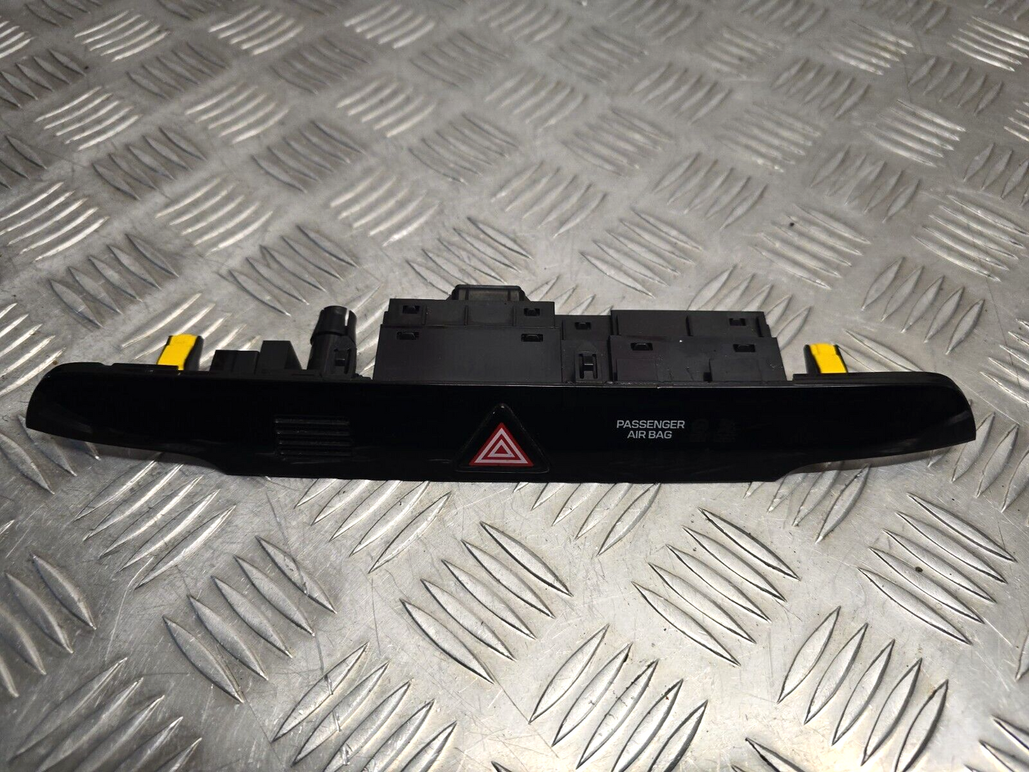 HYUNDAI TUCSON TL MK3 2015-2020 GENUINE HAZARD WARNING SWITCH BUTTON 93700-D7800