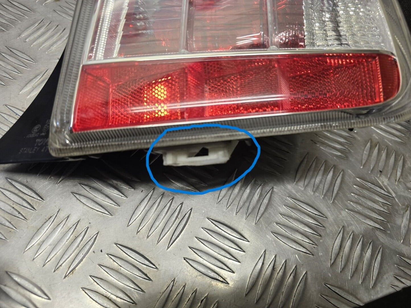 TOYOTA PRIUS 2009-2012 MK3 PRE-FACELIFT GENUINE DRIVERS REAR BODY BRAKE LIGHT