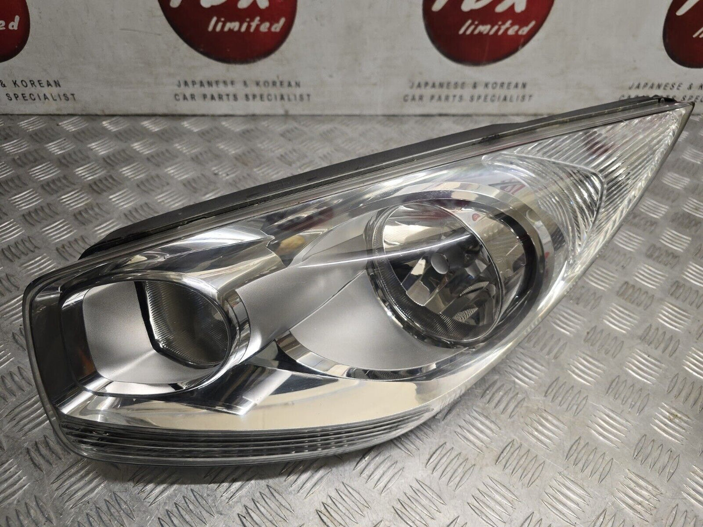 KIA VENGA 2010-2019 GENUINE PASSENGERS SIDE HALOGEN HEADLIGHT LAMP 92101-1P500