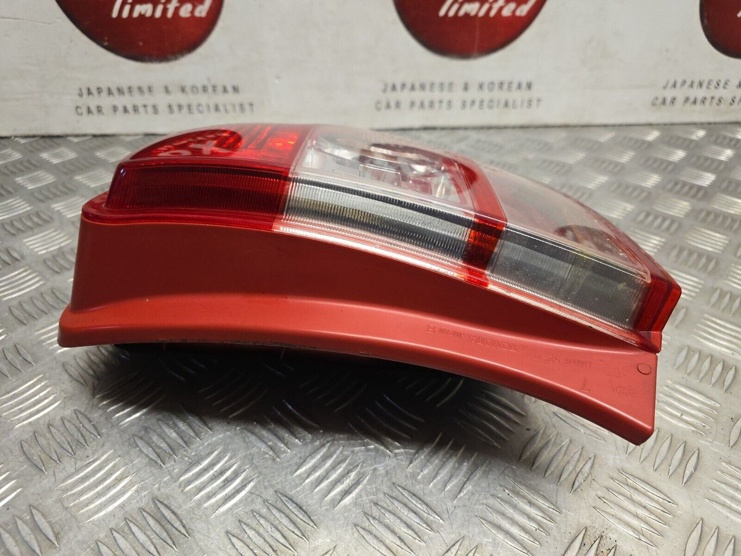 TOYOTA URBAN CRUISER 2009-2013 GENUINE DRIVERS SIDE REAR OUTER BRAKE LIGHT LAMP