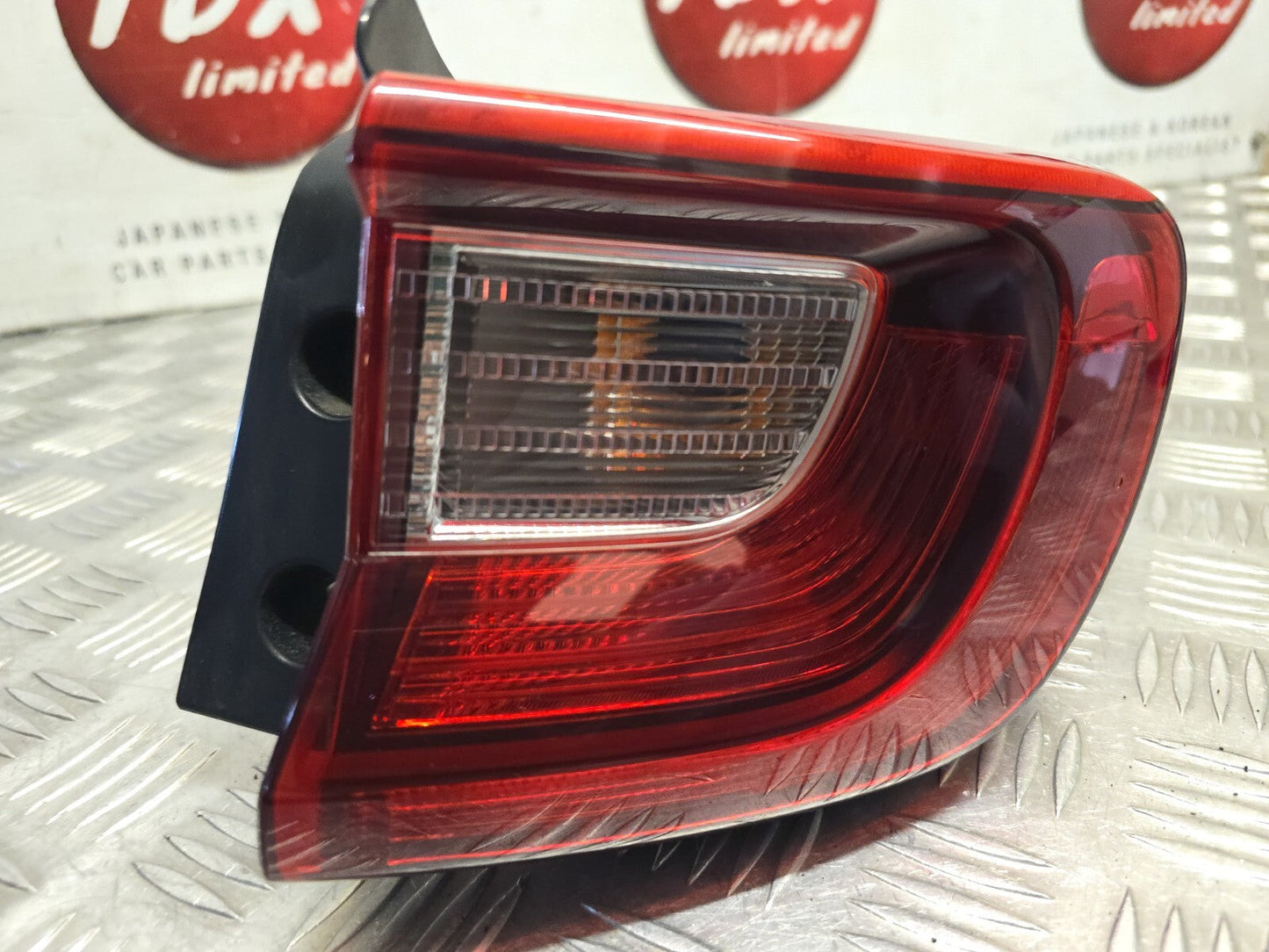 KIA STONIC (YB) 2017-2021 GENUINE DRIVERS SIDE REAR OUTER BRAKE LIGHT LAMP