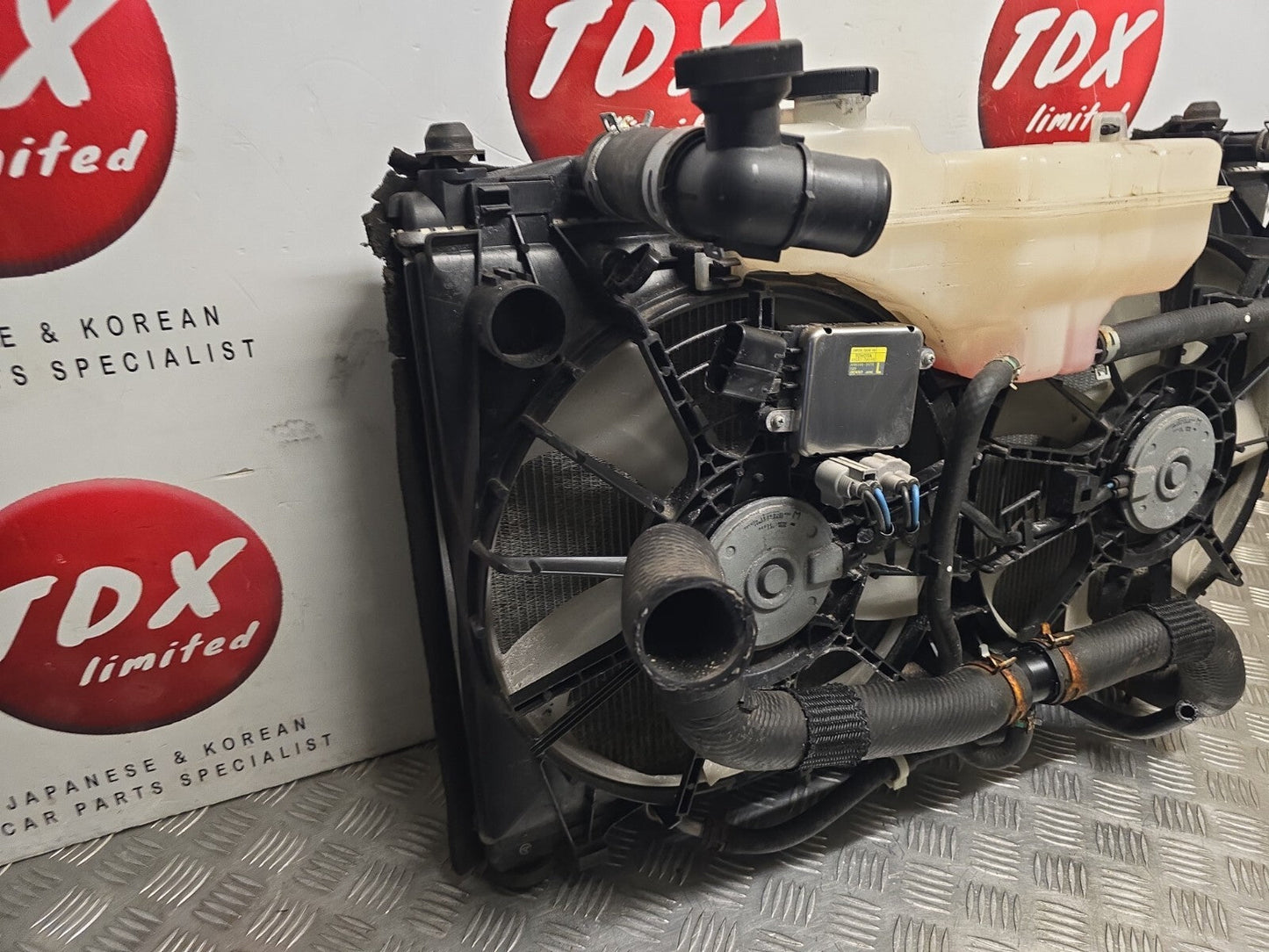 LEXUS IS300H MK3 2013-2020 2.5 HYBRID GENUINE COMPLETE RADIATOR RAD FAN PACK