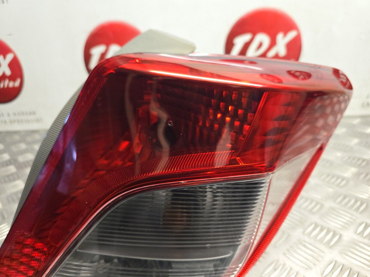 TOYOTA YARIS MK3 2012-2015 GENUINE DRIVERS SIDE REAR OUTER BODY BRAKE LIGHT LAMP