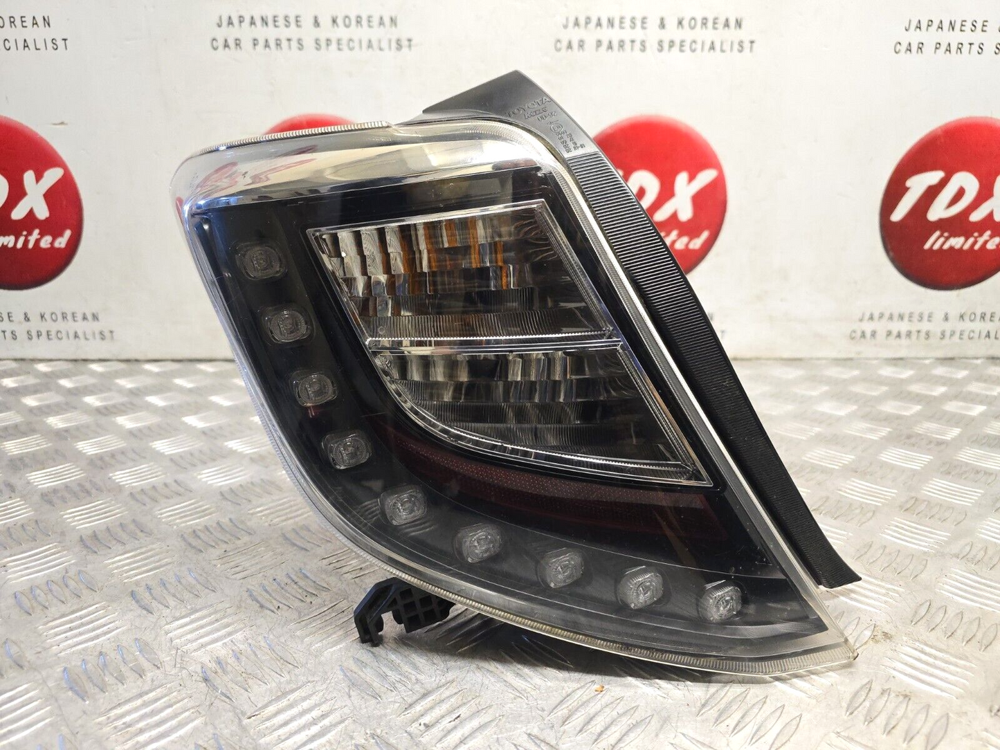 TOYOTA YARIS MK3 2012-2014 PASSENGERS REAR BLACK INSERT OUTER LED BRAKE LIGHT