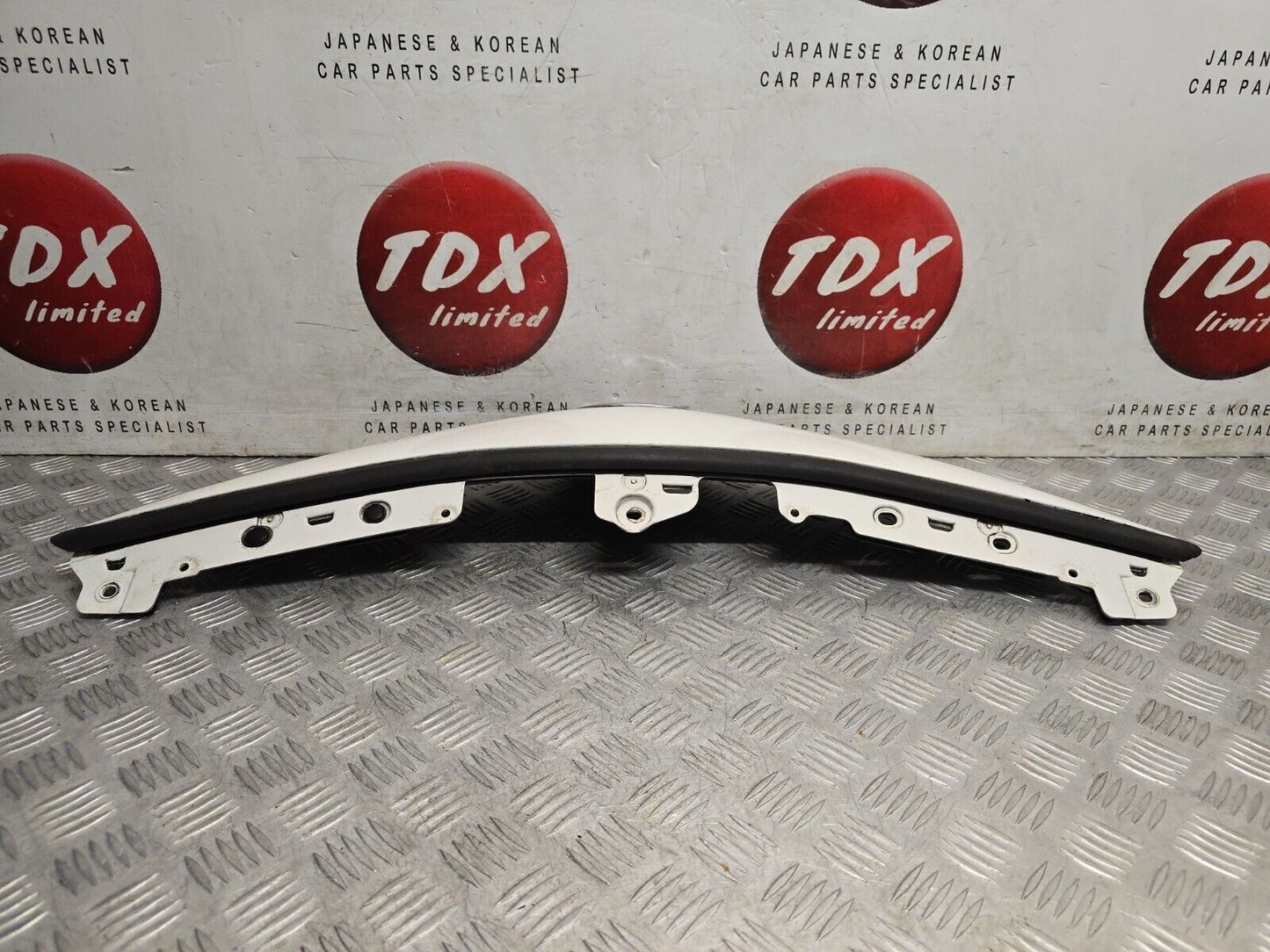 TOYOTA AVENSIS T27 2015-2018 FRONT BUMPER CENTER GRILLE 040 WHITE 53114-05120