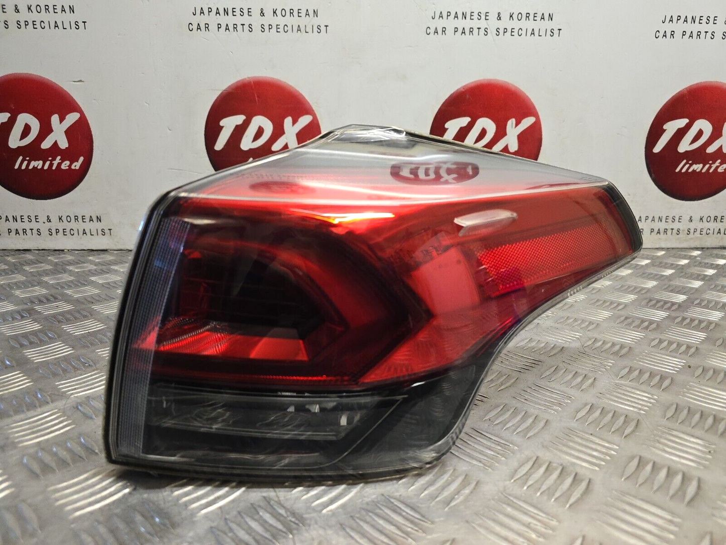 TOYOTA RAV4 XA40 MK4 2015-2018 GENUINE DRIVERS SIDE REAR OUTER LED BRAKE LIGHT