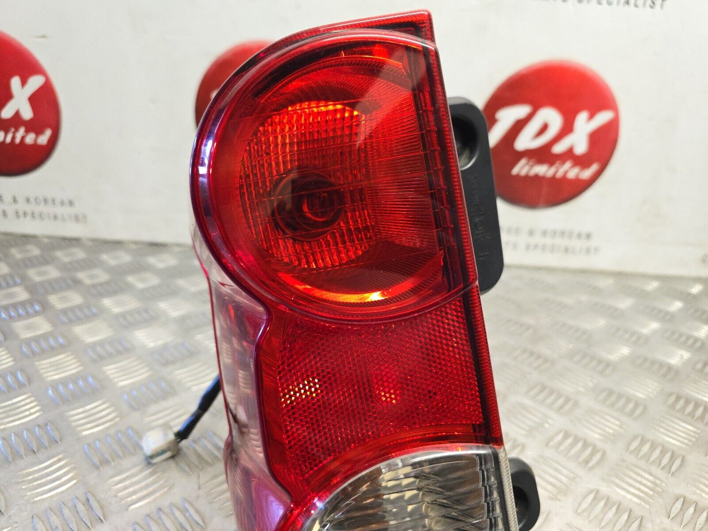 NISSAN NV200 2010-2019 GENUINE PASSENGERS SIDE REAR OUTER BRAKE LIGHT 26555BJ20A