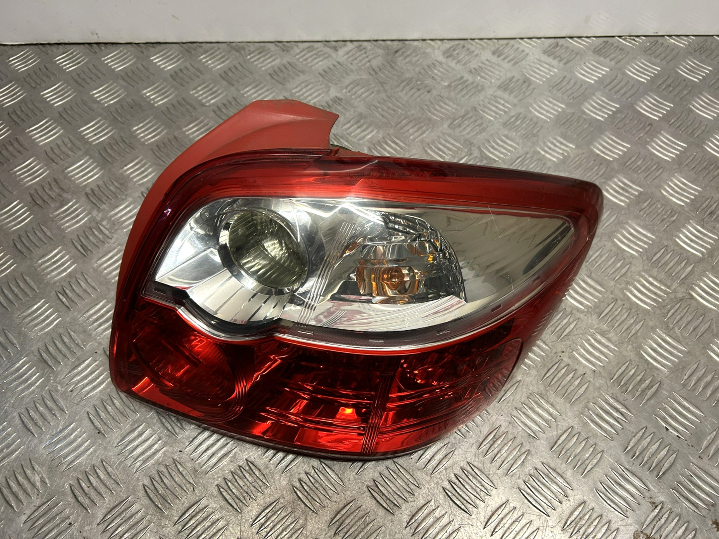 TOYOTA AURIS MK1 2010-2012 GENUINE DRIVER SIDE REAR OUTER BODY BRAKE LIGHT