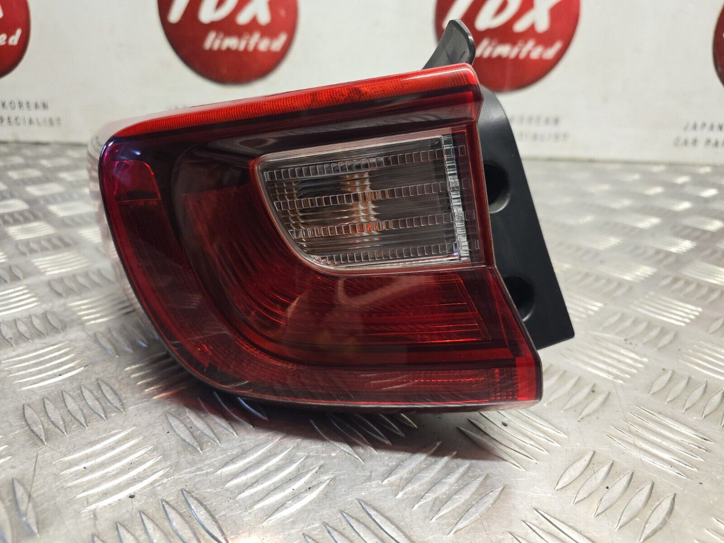 KIA STONIC (YB) 2017-2021 GENUINE PASSENGERS SIDE REAR OUTER BRAKE LIGHT LAMP