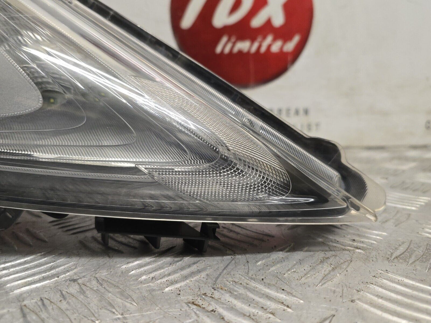 NISSAN JUKE F15 2014-2019 MK1 FACELIFT DRIVERS SIDE UPPER HEADLIGHT 26120BV81A