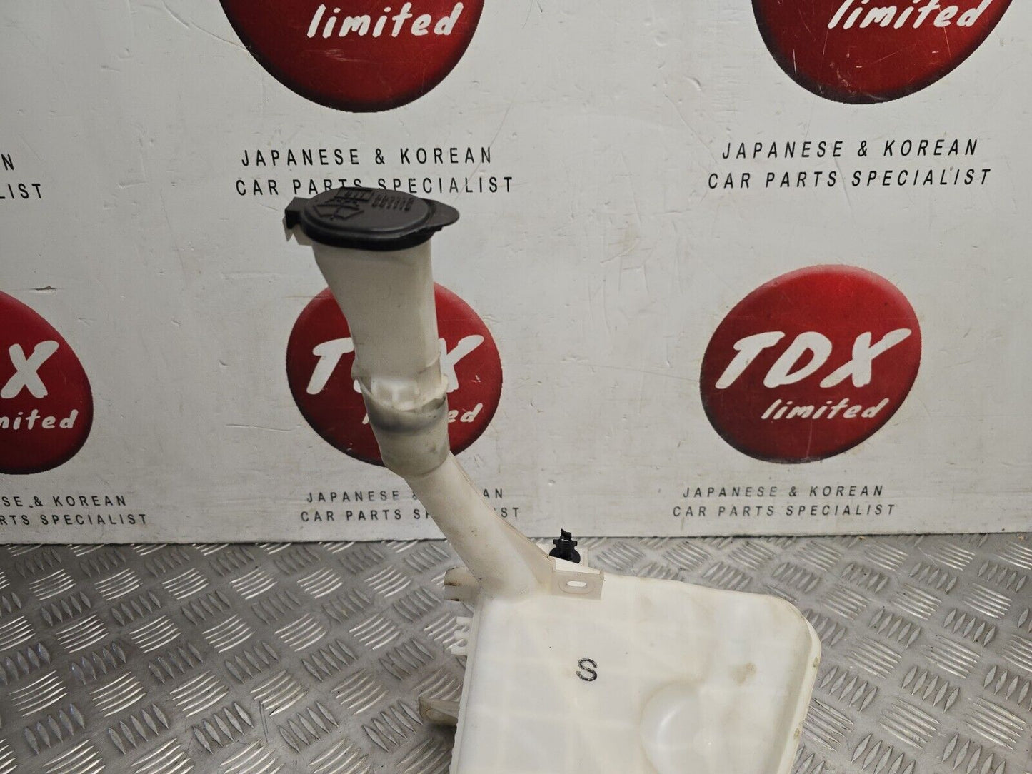 TOYOTA URBAN CRUISER 2009-2014 GENUINE WASHER BOTTLE + MOTORS PUMPS 060851-316