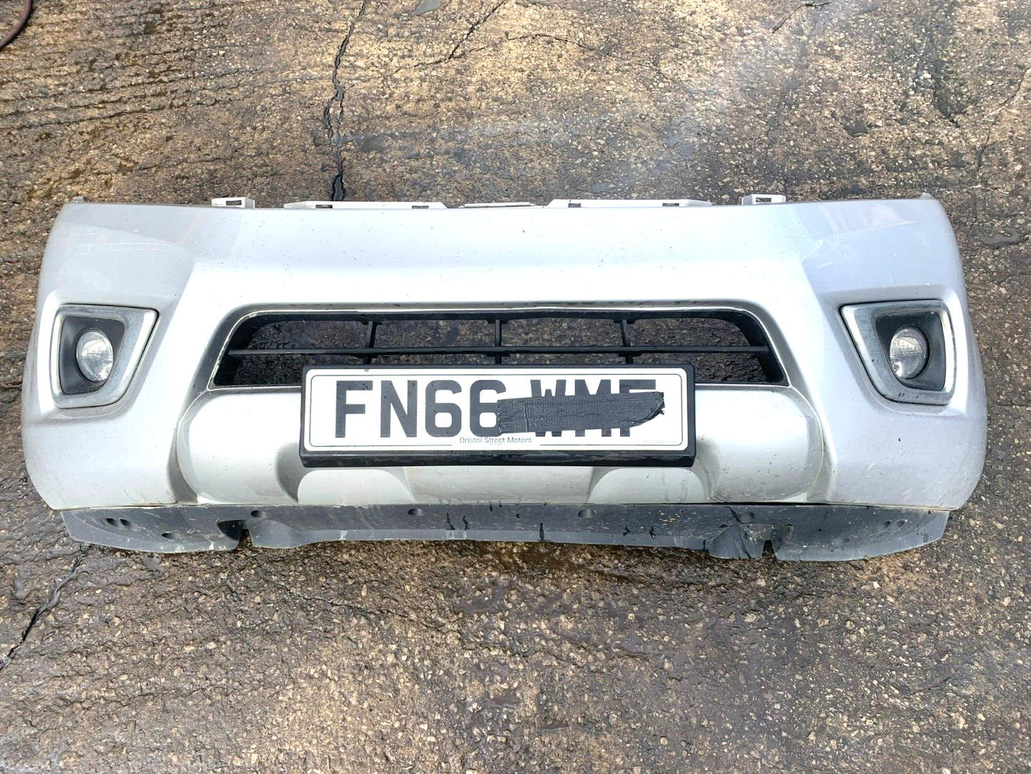 NISSAN NAVARA NP300 D23 2015-2019 GENUINE FRONT BUMPER KL0 GREY COLLECTION