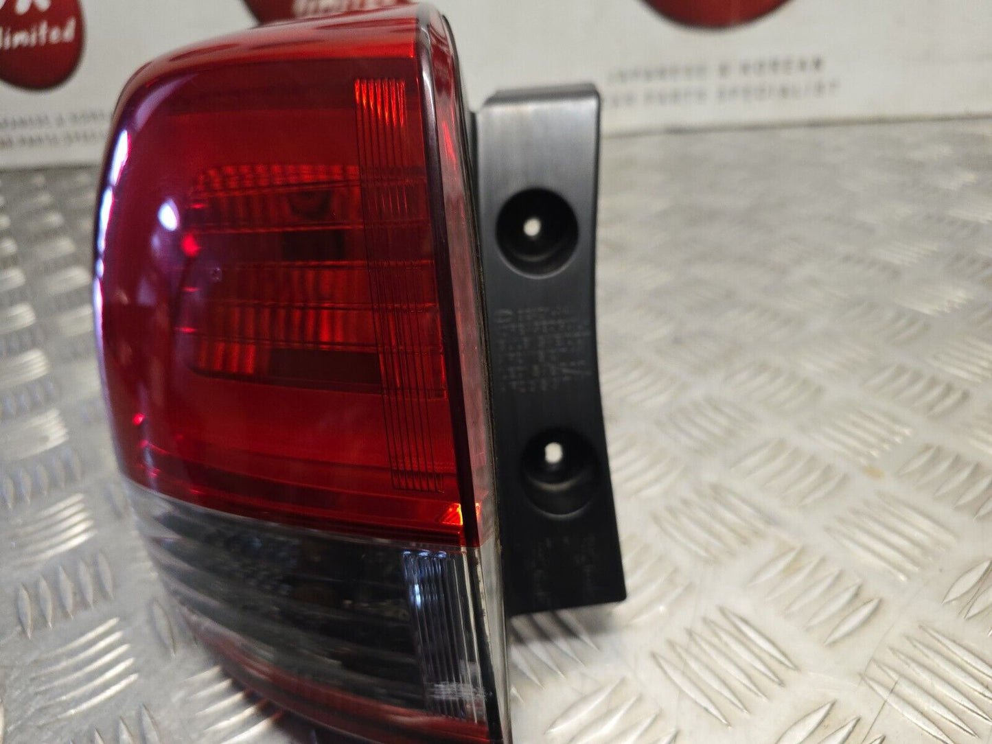 KIA CARENS RP MK3 2013-2016 GENUINE PASSENGERS REAR OUTER BRAKE LIGHT 92401-A4