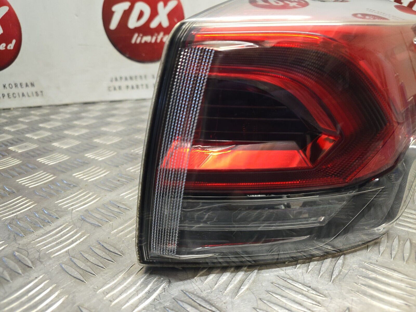 TOYOTA RAV4 XA40 MK4 2015-2018 GENUINE DRIVERS SIDE REAR OUTER LED BRAKE LIGHT